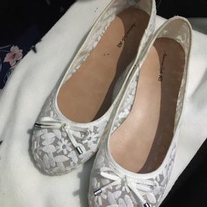 american eagle white slippers
